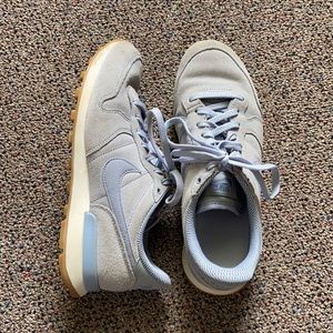 Women’s Nike internationalist sneakers